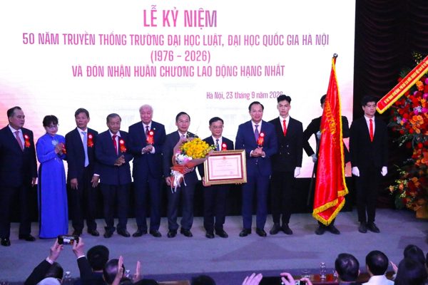 Trường ĐH Luật - ĐH Quốc gia Hà Nội nhận Huân chương Lao động hạng Nhất