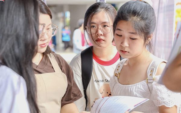 Trường ĐH Ngân hàng TP.HCM nói phạt học phí quá hạn để ‘răn đe’, trường khác không thu