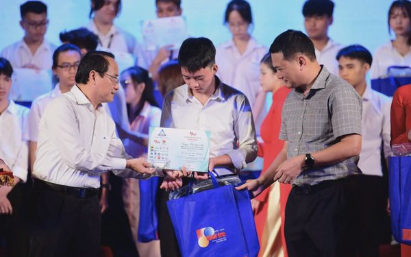 Trường ĐH Nguyễn Tất Thành ủng hộ Tiếp sức đến trường 750 triệu đồng: Làm điểm tựa đúng lúc!