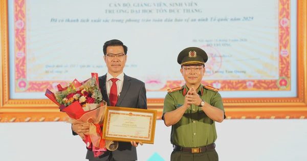 Trường ĐH Tôn Đức Thắng nhận bằng khen từ Bộ Công an trong lễ khai giảng