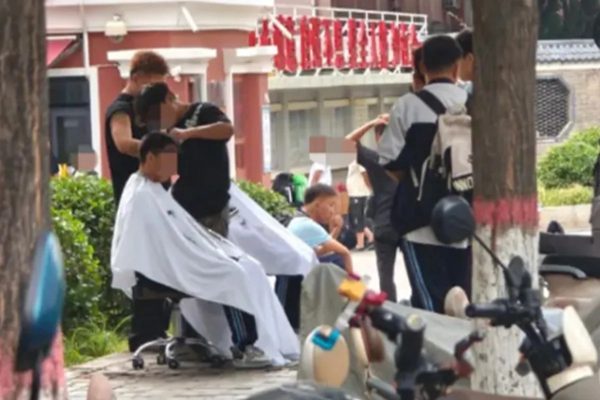 Trường học gây tranh cãi vì quy định kiểu tóc, nhiều học sinh bị chặn ở cổng