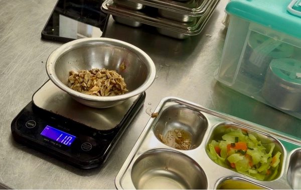 Trường học không có quyền thay đổi đơn vị cung cấp suất ăn