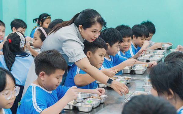 Trường học ở TP.HCM biến bữa ăn bán trú thành 'bữa ăn hạnh phúc' cho học sinh