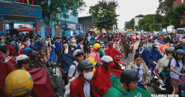 Trường học ở TP.HCM có thể cho phụ huynh vào sân trường chờ đón con