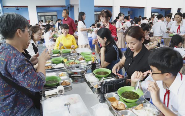 Trường học ở TP.HCM mời phụ huynh ăn cơm bán trú cùng con