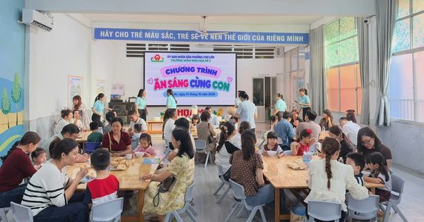 Trường học TP.HCM mời phụ huynh vào trường ăn sáng