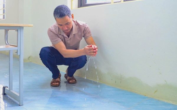 Trường học vừa đưa vào sử dụng 8 tháng đã ngấm nước, nứt tường