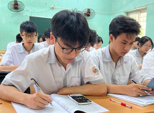 Trường học xoay xở thế nào khi bàn ghế 'không lớn' cùng học sinh?
