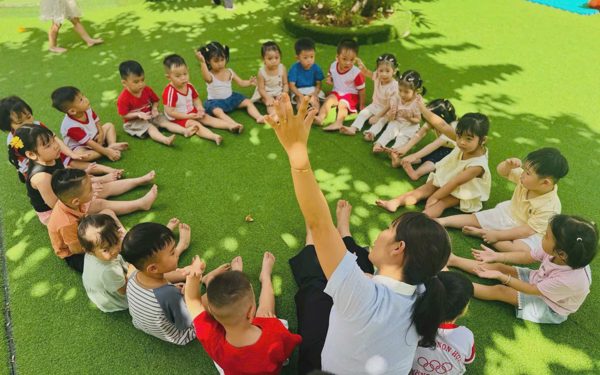 Trường mầm non đưa hơn chục môn năng khiếu: Học thì không đủ sức, bỏ thì sợ con 'ra rìa'