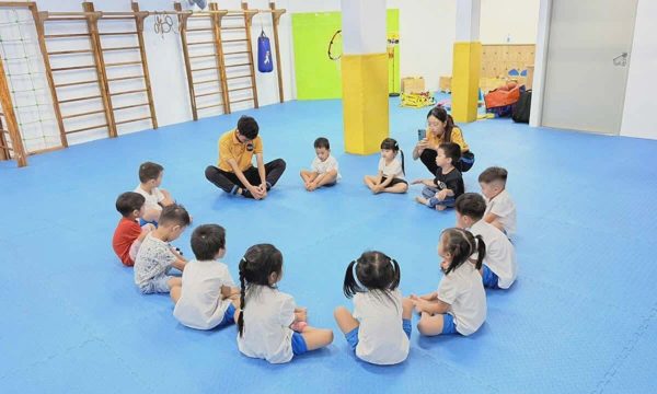 Trường mầm non 'quên' cho bé 2 tuổi ăn tối hơn một tháng