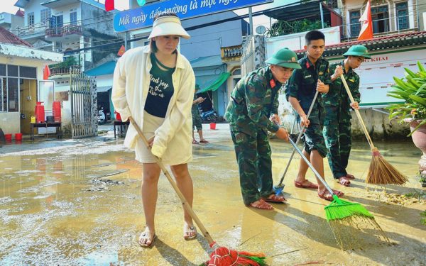 Trường ngập do mưa lũ, thầy cô và phụ huynh tất bật dọn dẹp bùn đất đón học sinh khai giảng