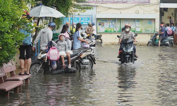 Trường ngập sau mưa lớn, phụ huynh bế con vào lớp