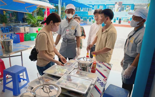 Trường ở TP.HCM mời phụ huynh kiểm tra đột xuất bữa ăn bán trú, công khai số hiệu trưởng