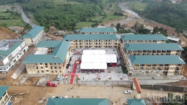 Trường phổ thông nội trú Quảng Trị rộn ràng đón học sinh trong ngày khai giảng
