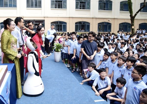 Trường phổ thông tại Hà Nội sử dụng robot làm lễ tân chào đón học sinh mỗi ngày