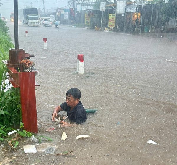 Trưởng thôn ở Đắk Lắk xuống cống vớt rác giữa mưa lớn