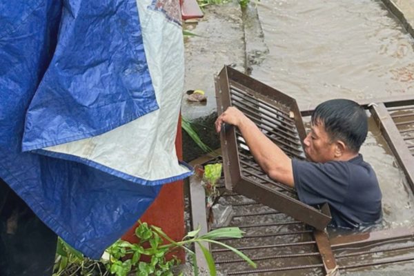 Trưởng thôn xuống cống ngụp lặn vớt rác giữa mưa lớn