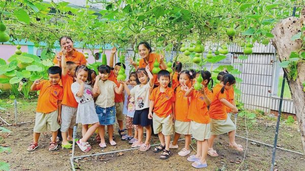 Trường thuê kỹ sư trồng rau để nấu ăn bán trú