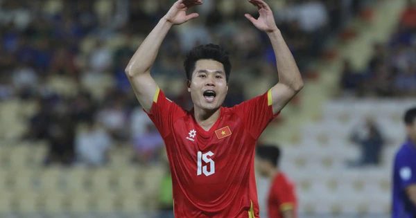 Trương Tiến Anh khôn khéo trên sân, tinh tế hết mực khi ăn mừng: ‘Vàng 10’ của thầy Kim lên tiếng