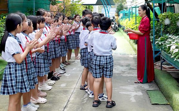 Trường tiểu học hiện đại như trường quốc tế, có hồ bơi, vườn rau 30 ô cho 30 lớp