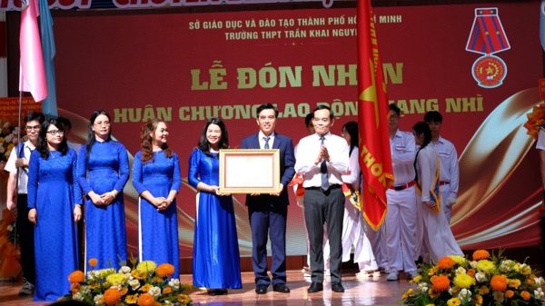 Trường trung học phổ thông Trần Khai Nguyên vinh dự đón nhận Huân chương Lao động hạng Nhì