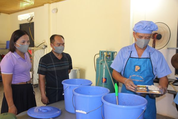Trường vùng cao lo bữa ăn bán trú, khó nhất vẫn là bếp 1 chiều