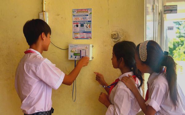 Trường vùng cao Quảng Trị dùng hệ thống quét thẻ tự chế điểm danh học sinh