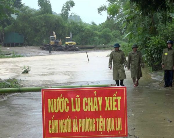 Trượt chân ngã xuống suối trên đường đi làm, người đàn ông bị lũ cuốn tử vong