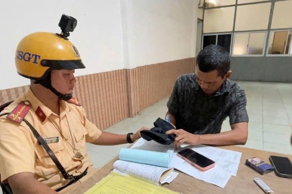 Truy camera, phạt tài xế xe ben đổ đất kéo dài 200m trên đường Cộng Hòa
