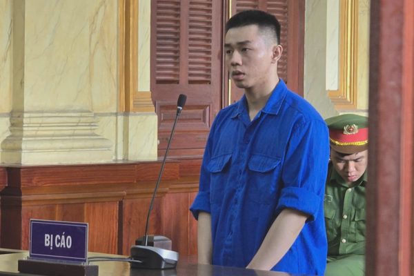 Truy sát người yêu cũ, đâm cả người can ngăn tại ký túc xá đại học ở TPHCM