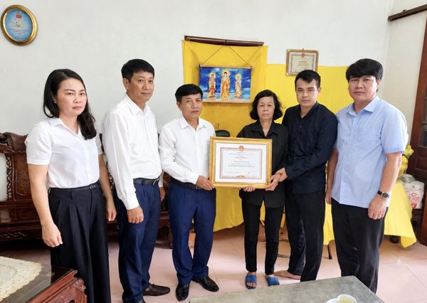 Truy tặng Bằng khen cho người đàn ông quên mình cứu hai học sinh ở Ninh Bình