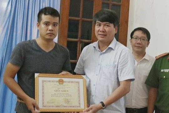 Truy tặng giấy khen cho người đàn ông cứu hai cháu bé ngã xuống sông