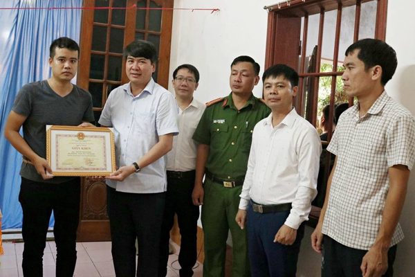 Truy tặng giấy khen cho người đàn ông tử vong khi cứu 2 cháu bé