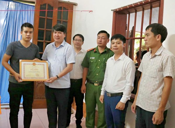 Truy tặng giấy khen cho người hy sinh tính mạng cứu 2 thiếu niên ở Ninh Bình