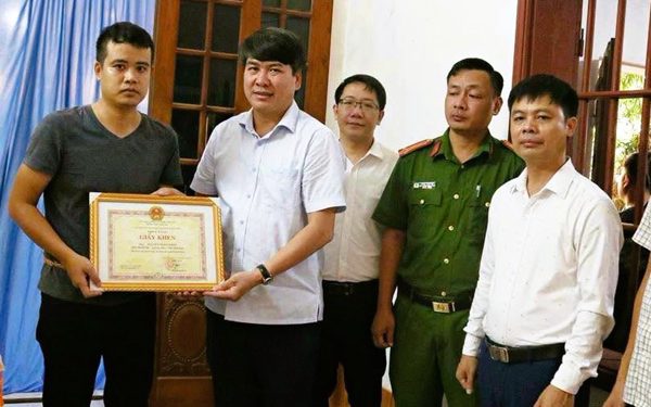 Truy tặng giấy khen người đàn ông 67 tuổi lao xuống kênh sống cứu 2 cháu nhỏ