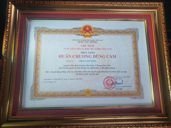 Truy tặng Huân chương Dũng cảm cho Trung tá Trần Văn Tùng hy sinh khi cứu người