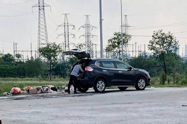 Truy tìm người đàn ông lái ô tô đổ rác bên đường có biển cấm