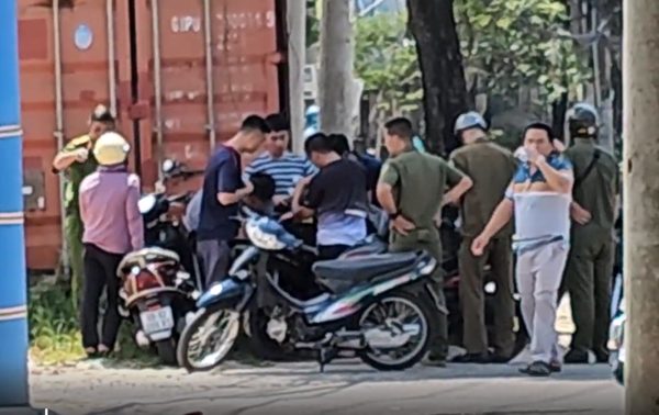 Truy tìm người mặc áo xe ôm công nghệ đuổi đánh hai người đi đường ở TPHCM