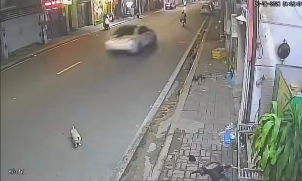 Truy tìm ô tô húc văng hai người đi xe máy ở TPHCM