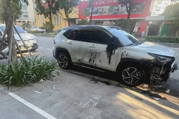 Truy tìm thủ phạm đốt, phá ô tô đỗ bên đường lúc rạng sáng