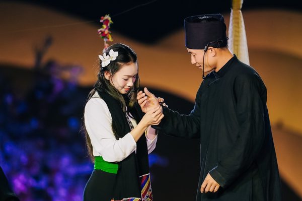 Truyện thơ 'Xống chụ xon xao' của người Thái lên sân khấu thực cảnh