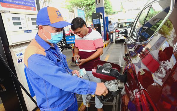 Từ 15h ngày 8-10: Xăng E10RON95-V trên 29.000 đồng/lít, dầu diesel tiêu chuẩn cao trên 30.500 đồng/lít