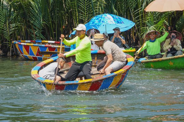 Từ căn cứ cách mạng đến ngôi làng nổi tiếng thế giới với màn "múa thúng"
