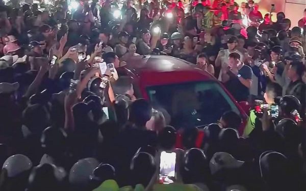 Từ đám đông vây ô tô ở Thái Nguyên đến vụ livestream tại bệnh viện: Đứng xem, quay clip thế nào có thể bị xử lý?