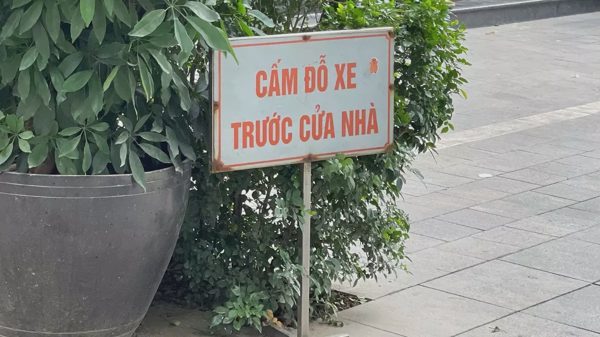 Tự đặt biển cấm đỗ xe chắn cửa, tôi có bị phạt lỗi cản trở giao thông?
