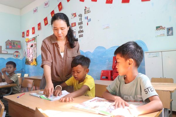 Từ hình dán nhỏ đến những chữ tiếng Việt đầu tiên trước ngày vào lớp 1