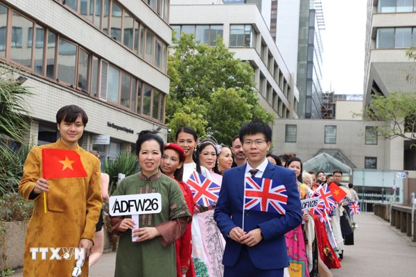 Từ khung cửi La Khê đến sàn diễn London: Con đường đưa văn hóa Việt ra thế giới
