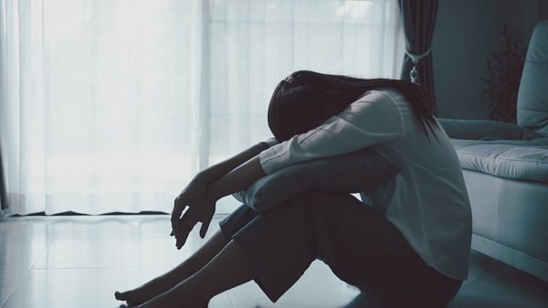 Tự làm đau giải tỏa uất ức vì bạn bè làm kỹ sư, bác sĩ còn mình 'vô danh'