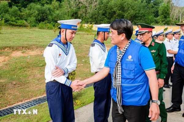Từ mái nhà ra biển lớn