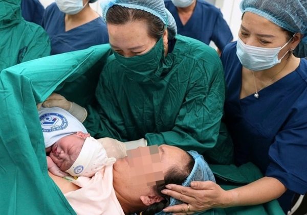 Từ mâm cơm 7 người con đến tâm lý ngại sinh con của người trẻ